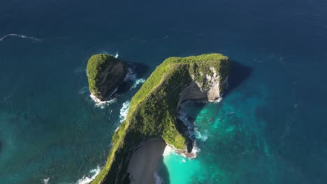 Aerial-views-of-the-iconic-Kelingking-beach-in-Nusa-Penida,-Indonesia