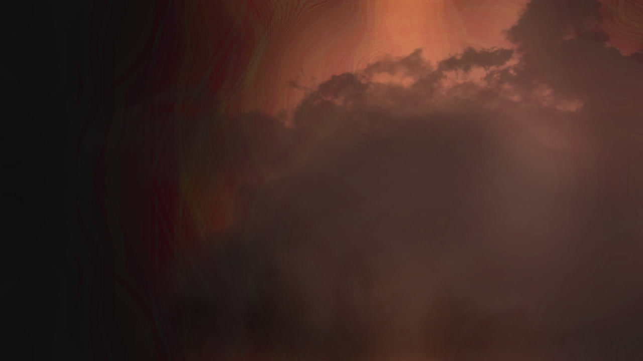 cielo con nubes oscuras y relámpagos