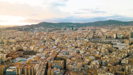 Drone-Delantero-Disparado-Sobre-El-Paisaje-Urbano-De-Barcelona-Al-Atardecer