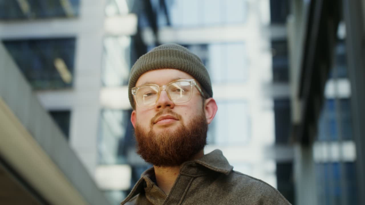 retrato de un hombre en la ciudad