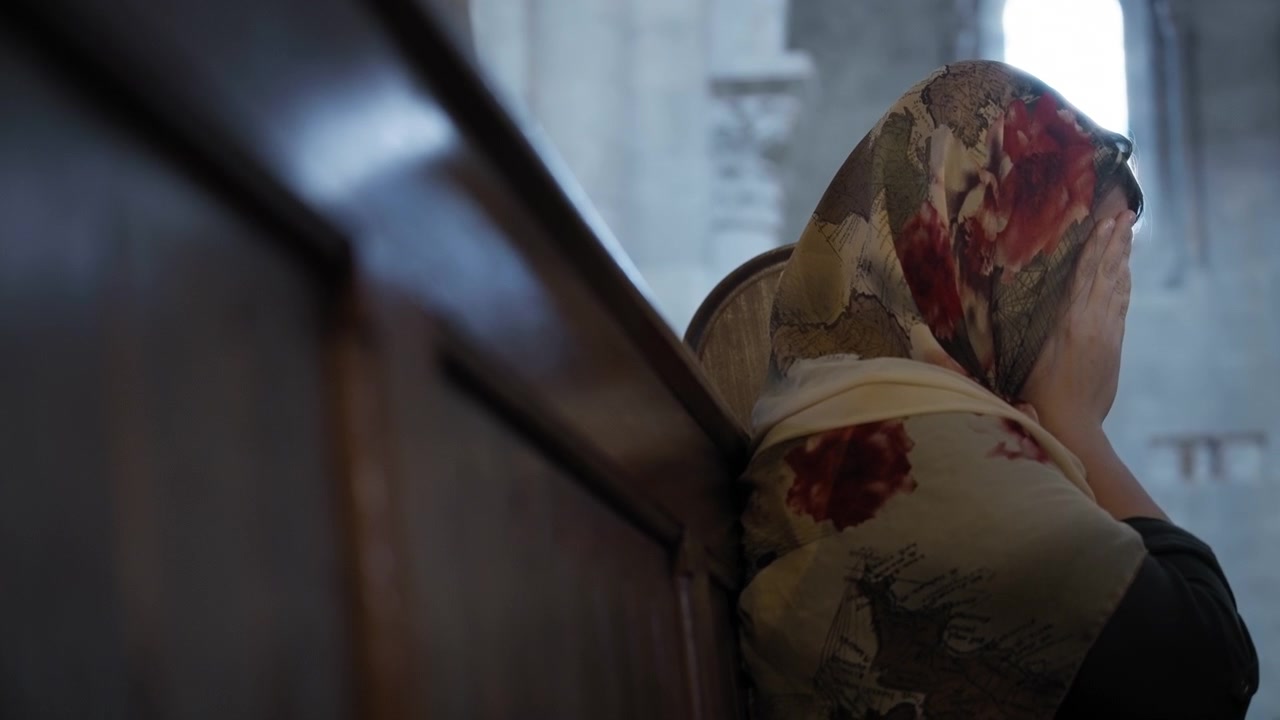 Donna con il velo che si copre il viso