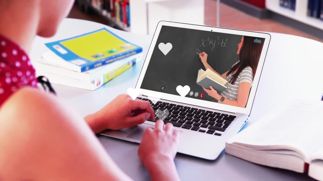 Animación de iconos de corazón sobre mujer caucásica usando laptop