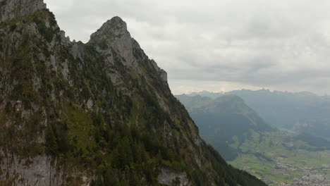 un dron acelerado disparó sobre la cresta de una montaña en suiza