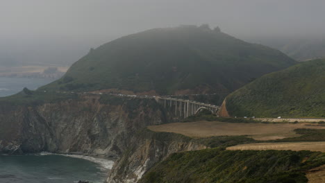 puente bixby creek desde una distancia amplia en la costa de big sur, california, ee.uu., filmada en 4k de alta resolución