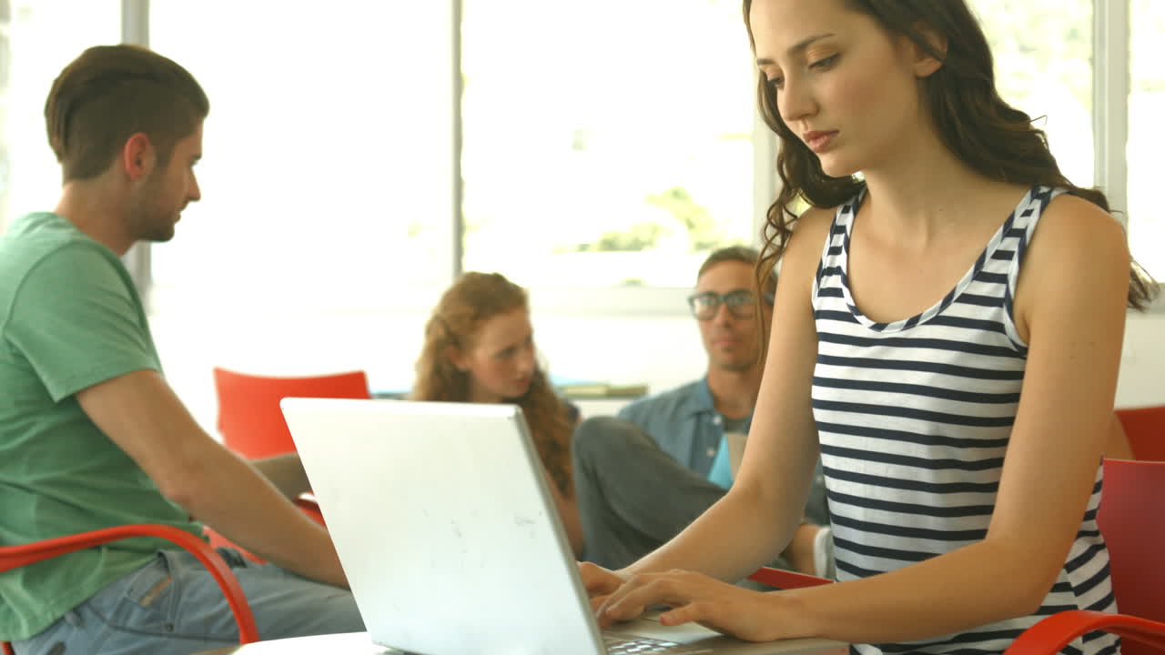 estudiante sonriendo a la cámara durante la reunión