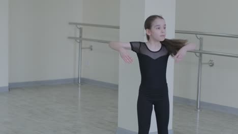 joven bailarina en la lección de estudio. rendimiento de entrenamiento. postura de ejercicio de estiramiento. bailarina practica técnica de equilibrio. elegancia clásica fitness.