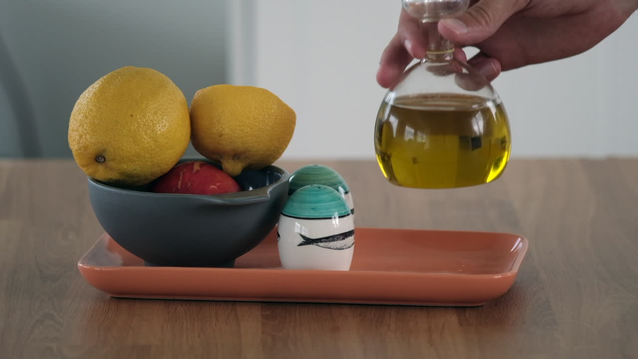 트레이 에 신선 한 레몬 과 올리브 오일