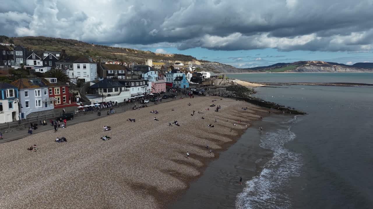 Travl strand på helligdag i Lyme Regis, Devon, Storbritannien, luftfoto fra drone ovenfra