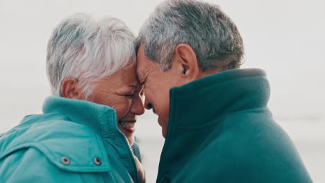 Feliz,-Abrazo-Y-Pareja-Mayor-En-La-Playa