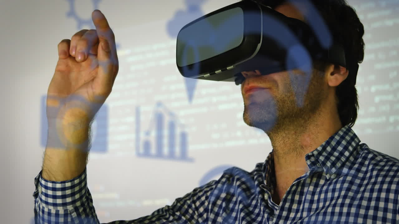 múltiples iconos digitales azules flotando contra el hombre de negocios caucásico que usa auriculares vr en la oficina