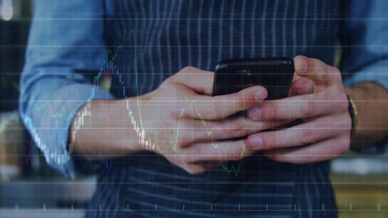 animación de datos financieros sobre las manos de un hombre caucásico usando un teléfono inteligente