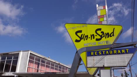 Ein-Altes-Straßenschild-Aus-Den-1950er-Jahren-Wirbt-Für-Das-Sun-N-Sand-Motor-Hotel-Und-Restaurant-1