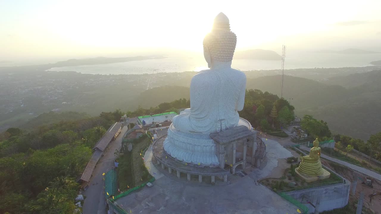 vista aérea del hermoso gran buda en la isla de phuket.
