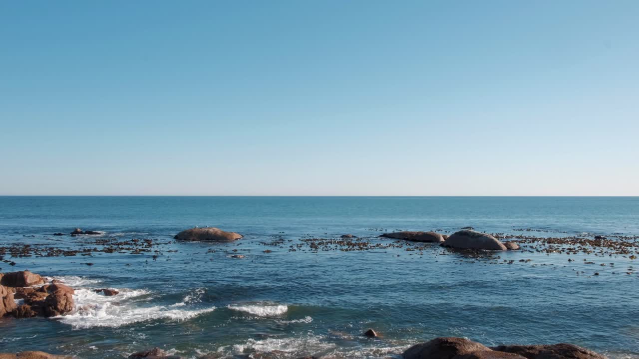 작은 해변 마을에서 끝나는 바다의 패닝 샷