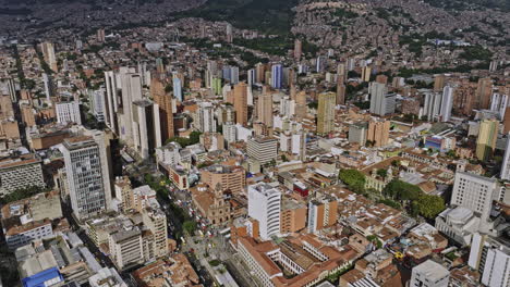 medellín colombia aerial v48 sobrevuelo la candelaria capturando el paisaje urbano del centro de la ciudad y el tráfico ocupado en la intersección entre la avenida oriental y la calle 52 - filmado con mavic 3 cine - noviembre 2022