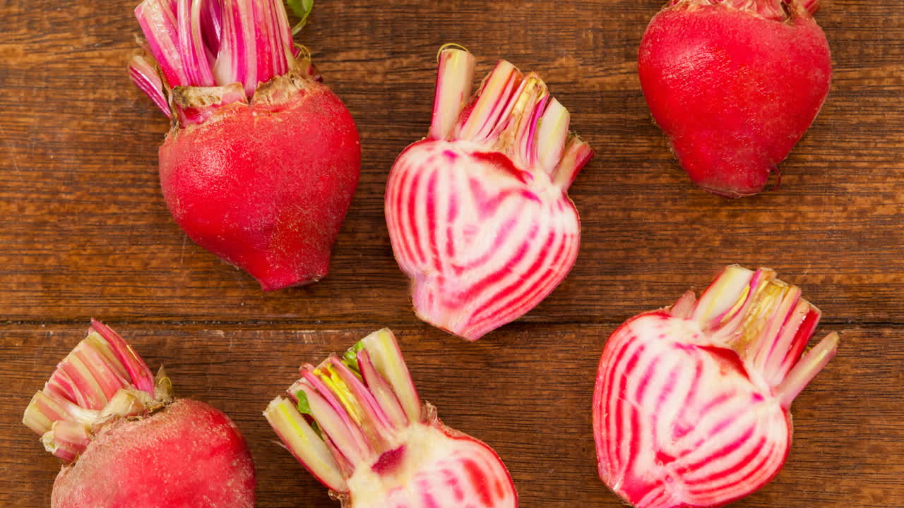 animación de múltiples remolachas rojas sobre fondo de madera