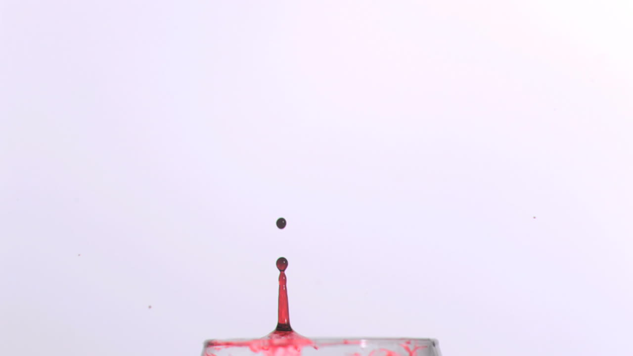 시럽이 슈퍼 느린 동작으로 퍼져나갑니다.