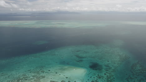 Vistas-Aéreas-Sobre-El-Océano-Y-La-Gran-Barrera-De-Coral