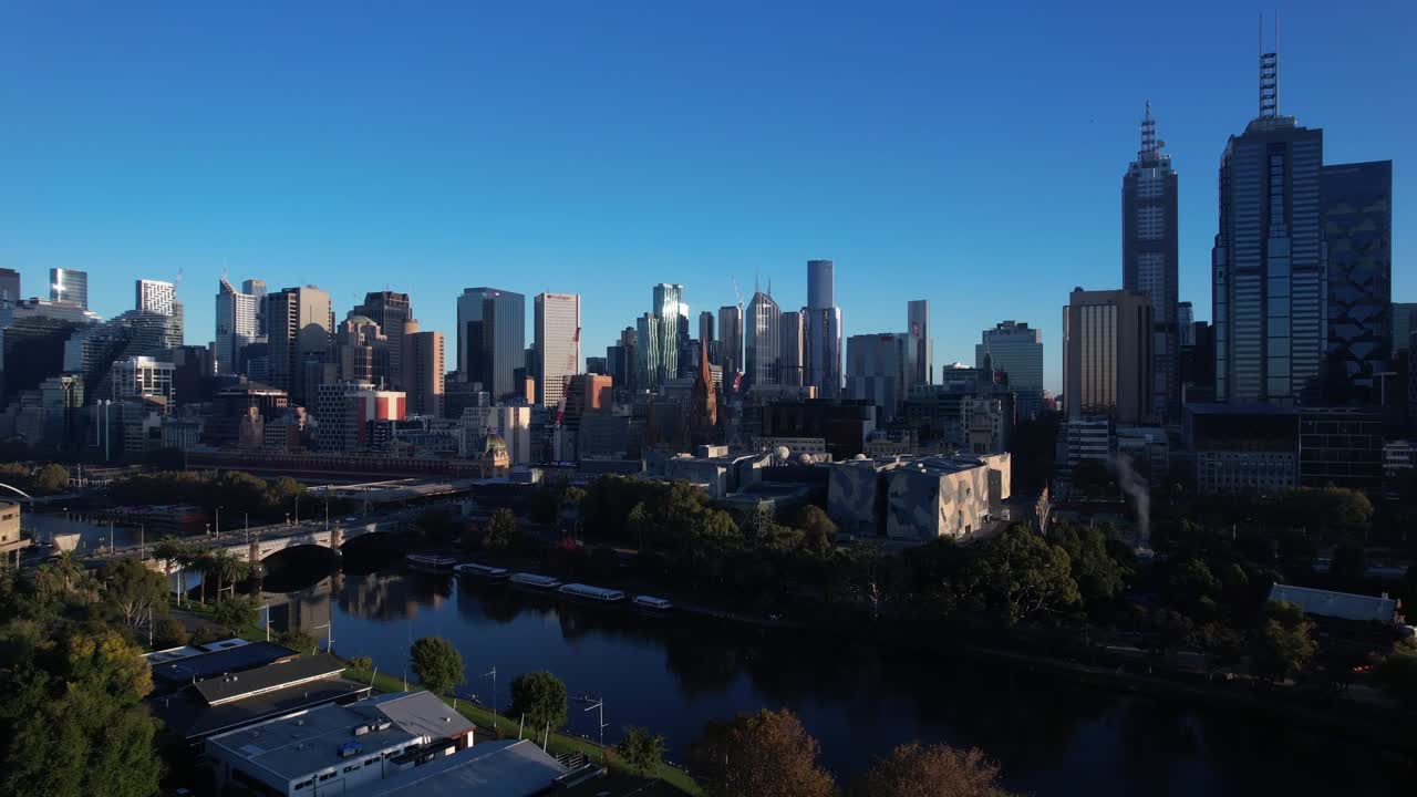 Grattacieli nello skyline del centro di Melbourne, drone che avanza all'alba.
