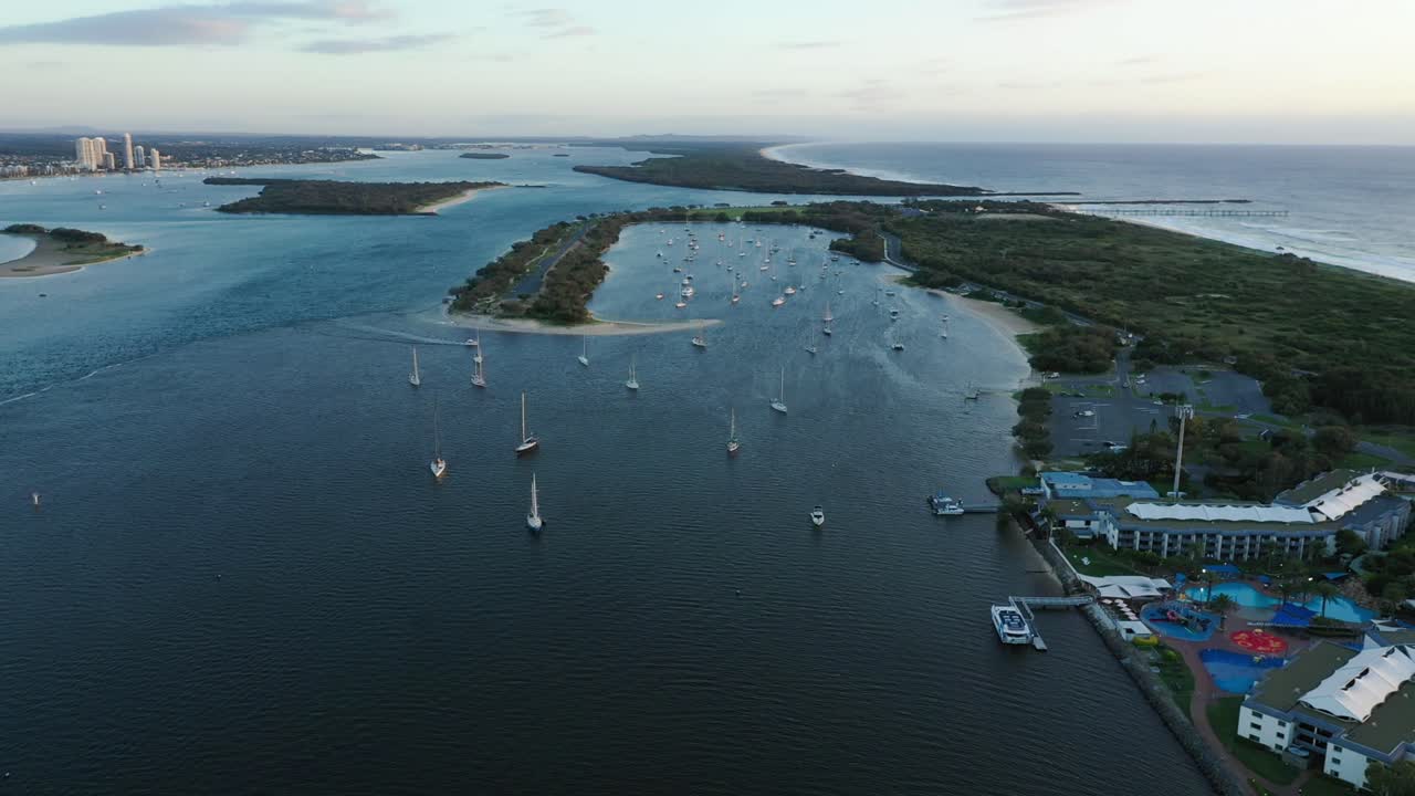 씨월드 리조트를 지나 비행, 일출, 골드 코스트 브로드워터, 고요함