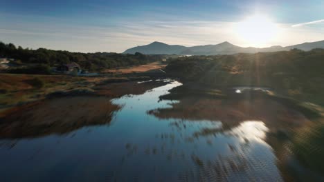 Cautivadora-Vista-Aérea-De-Un-Sereno-Paisaje-Costero-Bañado-Por-La-Suave-Luz-Del-Amanecer.