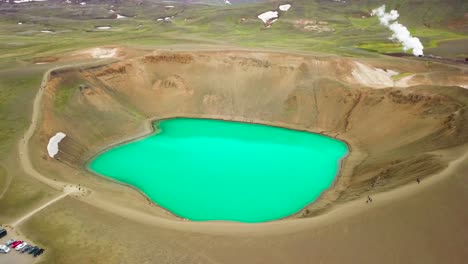 hermosa toma de drones del área geotérmica de krafla en islandia con lagos verdes y ollas calientes humeantes 1