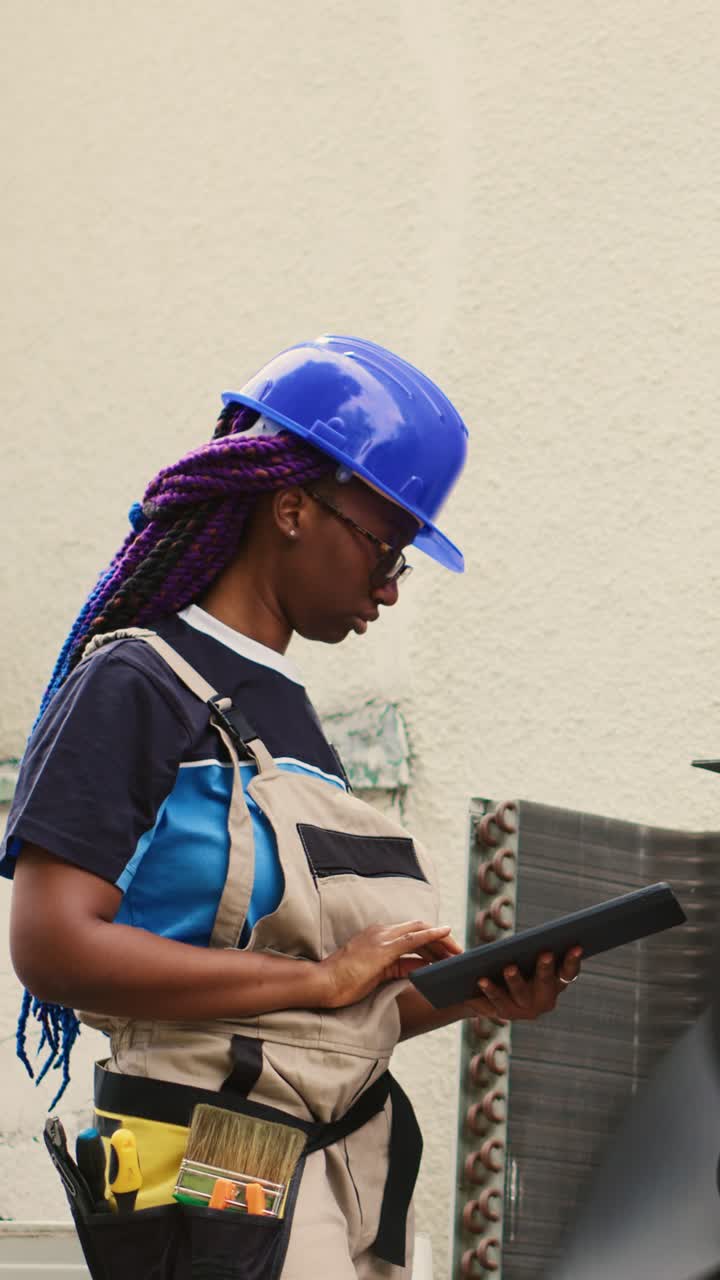 Lodret video af elektriker, der servicerer HVAC-system