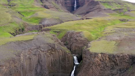 Epische-Drohnenaufnahme-Eines-Wasserfalls-In-Island