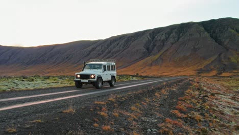 Weißer-Landrover-Verteidiger-Während-Der-Outback-Straße-Auf-Der-Isländischen-Landschaft-Während-Des-Sonnenuntergangs-Zur-Goldenen-Stunde