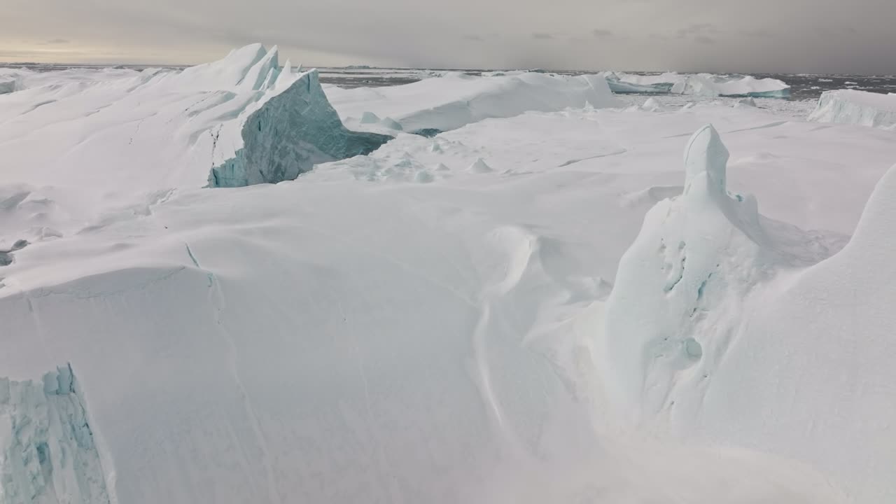 ilulissat icefjord의 바다와 얼음 위의 드론