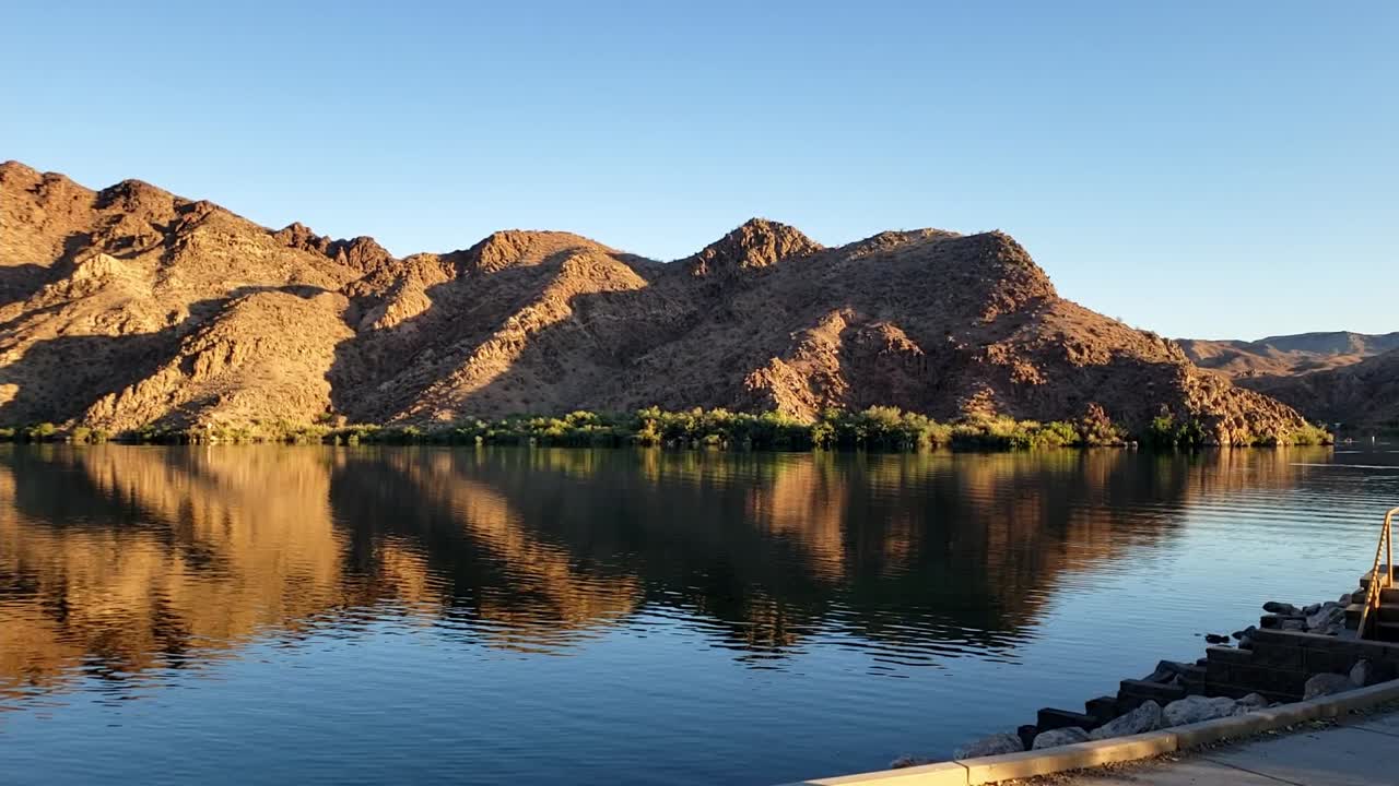 레이크 미드의 버드나무 해변과 아침 파노라마