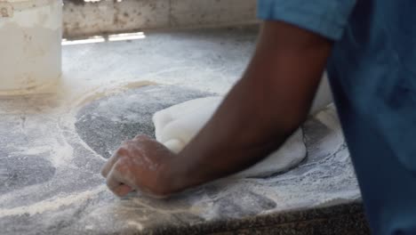 Niño-Trabajando-En-Cosas-De-Panadería-Durante-El-Día