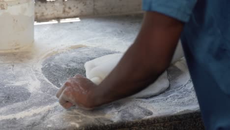 niño trabajando en cosas de panadería durante el día