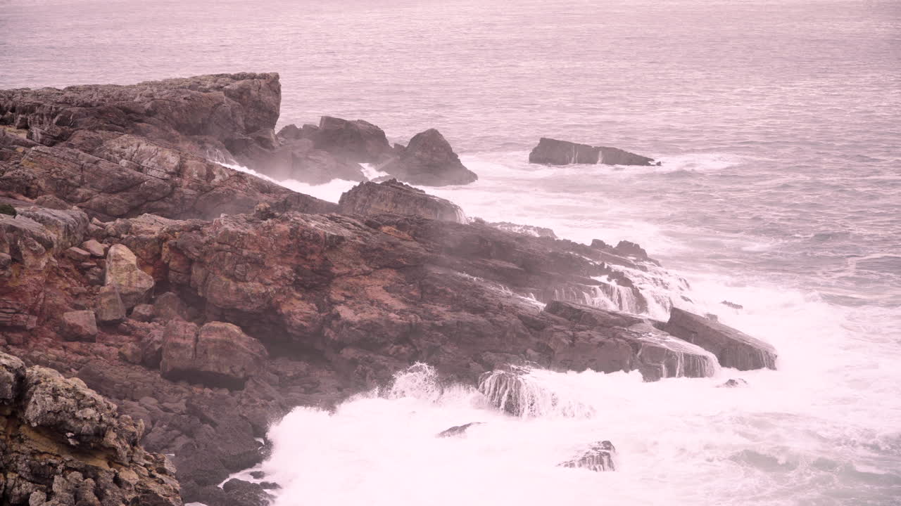 Onde che si infrangono sulla costa del Portogallo.
