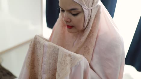 asian young woman sholat and reading qur'an