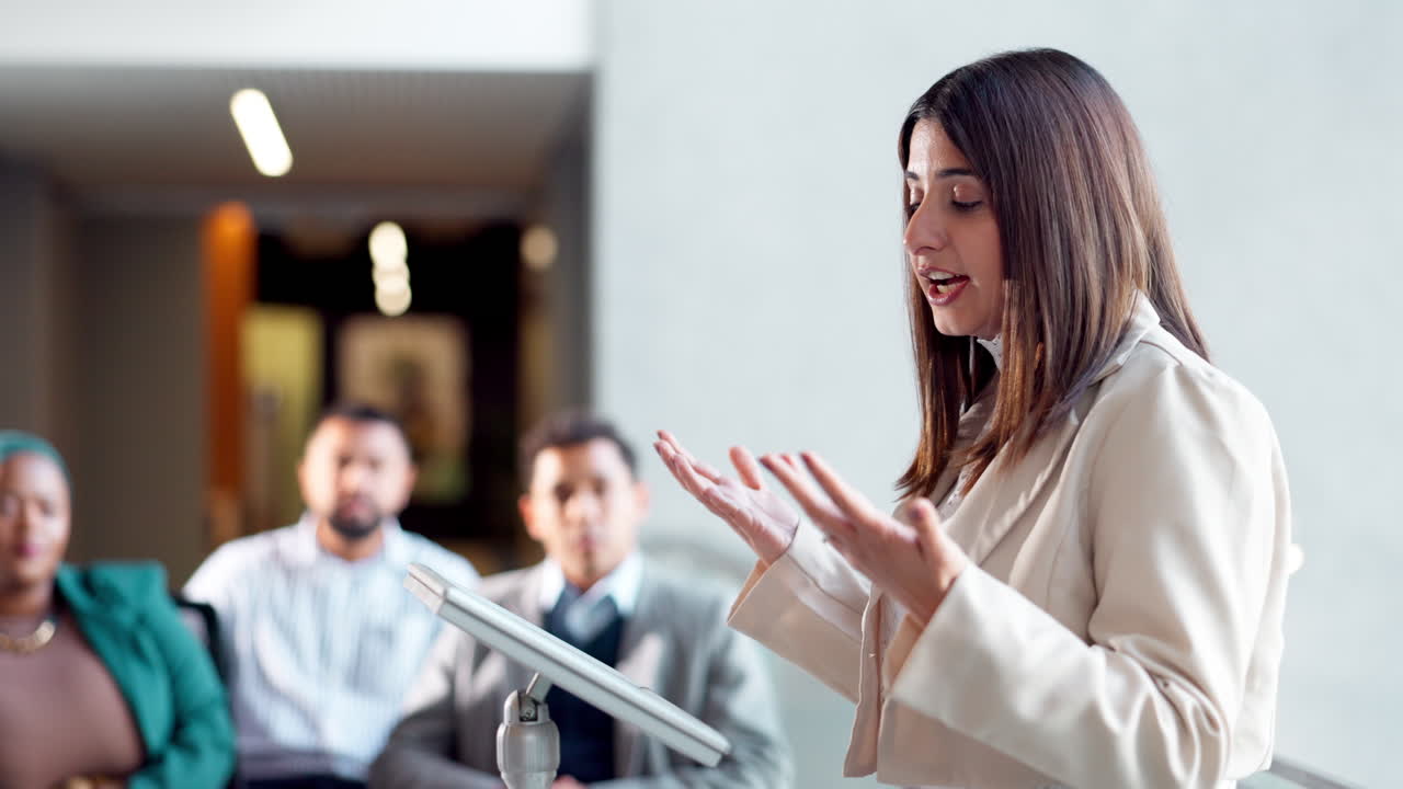 mujer de negocios dando una presentación