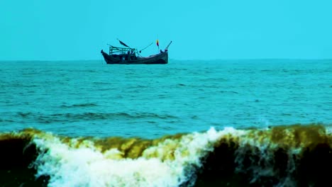 Silhouette-Eines-Fischerbootes-In-Der-Bucht-Von-Bengalen-Mit-Einem-Blauen,-Stimmungsvollen-Farbton