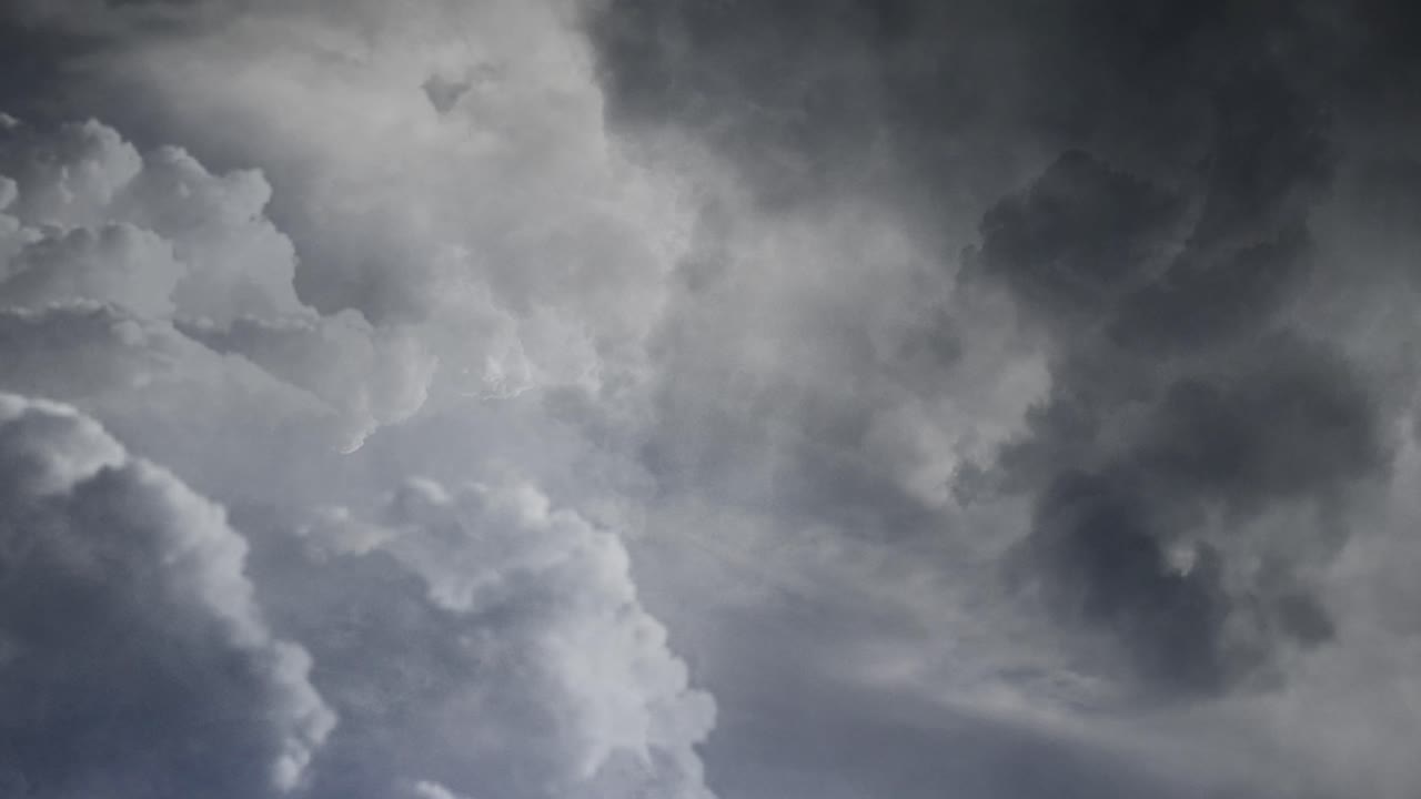 어두운 하늘에서 움직이는 번개 섬광과 어두운 구름의 전망