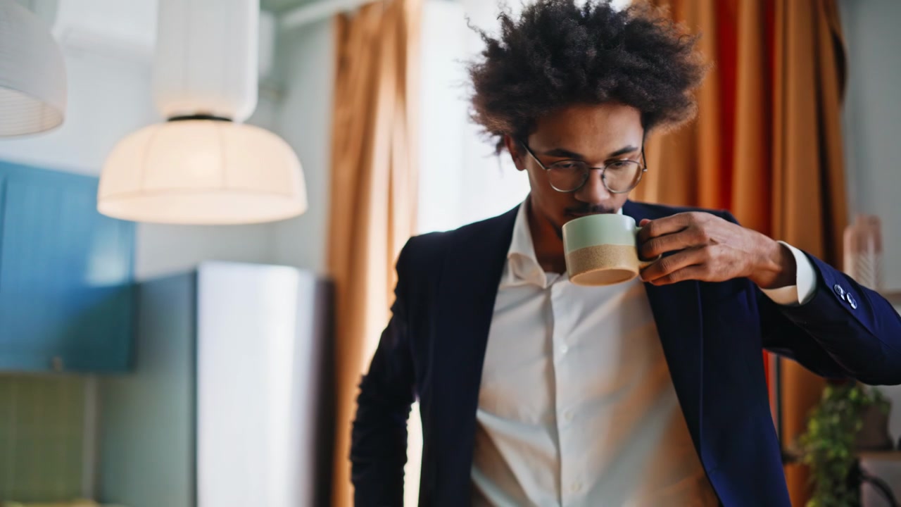 Homem de negócios tomando café saindo de casa para o trabalho. Freelancer checa o celular.
