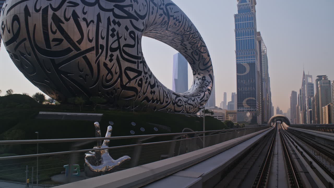 Vista da un treno della metropolitana in movimento che passa davanti al Museo del Futuro a Dubai