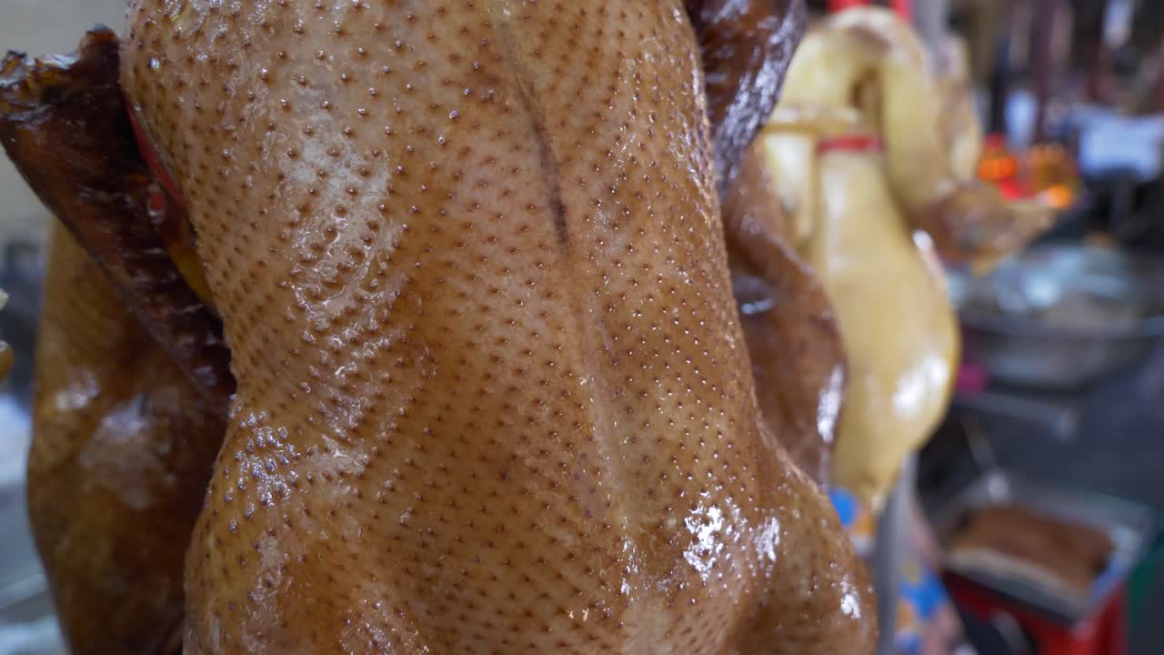 구운 어두운 매운 오리 새는 아시아 거리 음식 시장에 매달려 판매 다큐멘터리