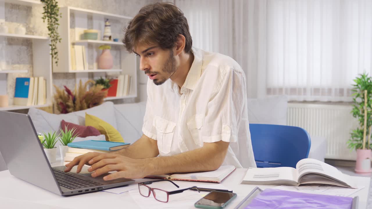 estudiante universitario leyendo un libro. el estudiante está leyendo un libro y bailando en casa.