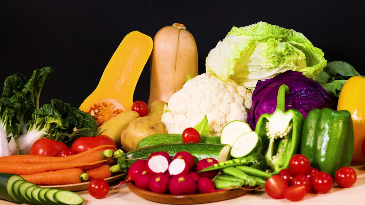 verduras variadas dispuestas contra un fondo negro