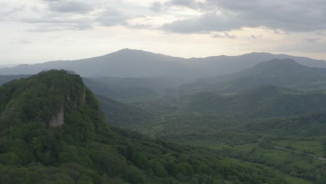 Fliegen-Sie-über-Die-Luftaufnahme-Der-Berge-In-Der-Region-Kachetien-In-Georgien