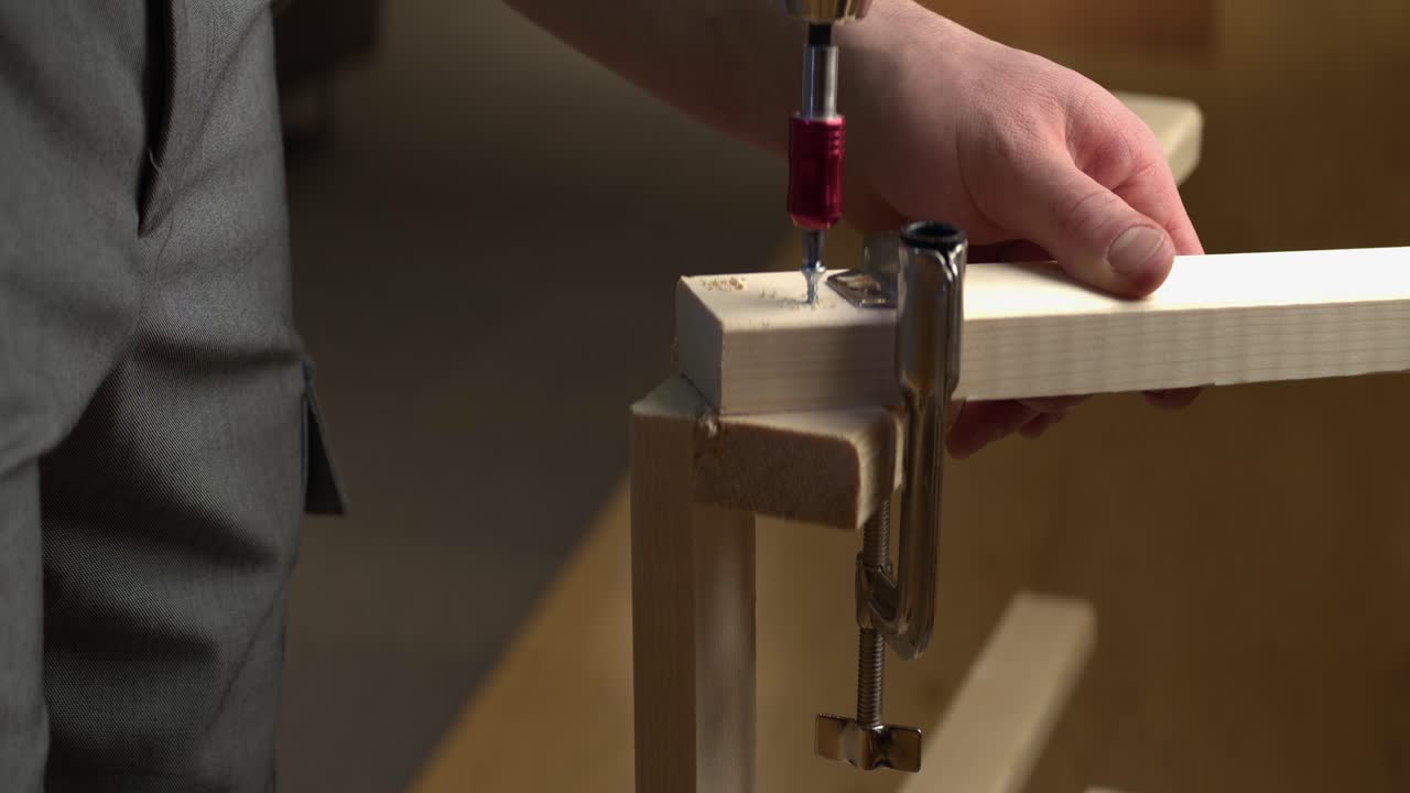 la pinza c mantiene la madera de pino en su lugar mientras el tornillo es accionado con un destornillador