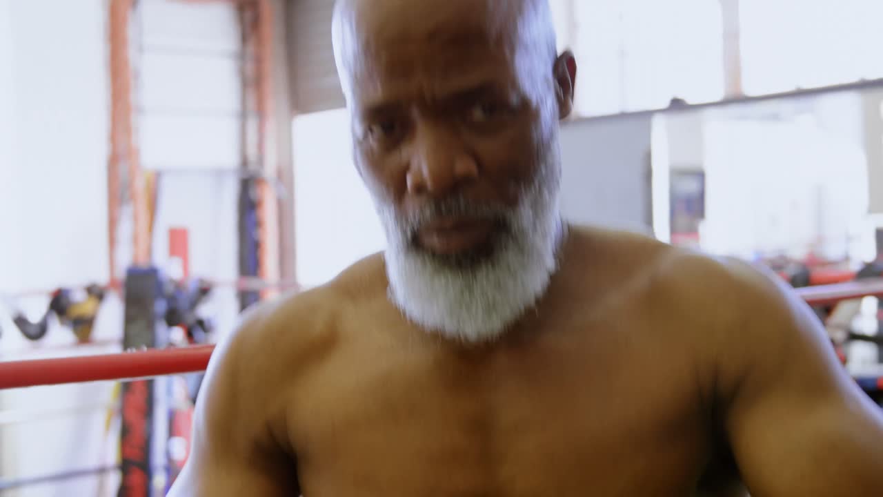 hombre mayor con guantes de boxeo negros 4k