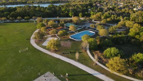 Luftaufnahmen-Von-Rollhockey-Skatern-In-Der-Wunderschönen-Lakewood-Ranch,-Florida