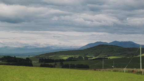 Colinas-Onduladas-En-Pastos-Verdes-Del-Paisaje-De-Nueva-Zelanda-Con-Nubes-Dramáticas