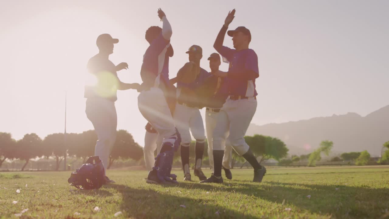 야구 선수 들 이 경기 후 축하 하고 있다