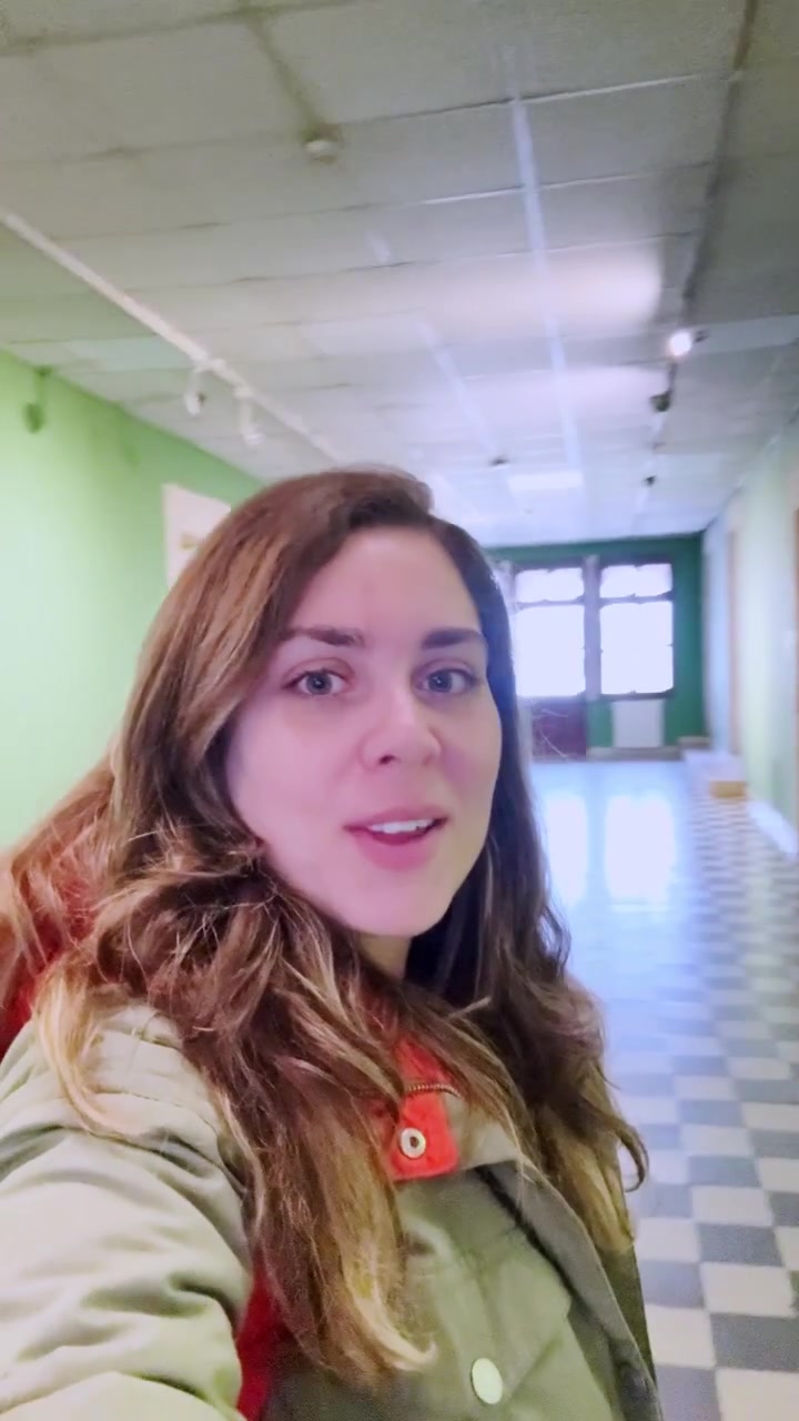 Giovane donna felice che fa vlogging in vacanza